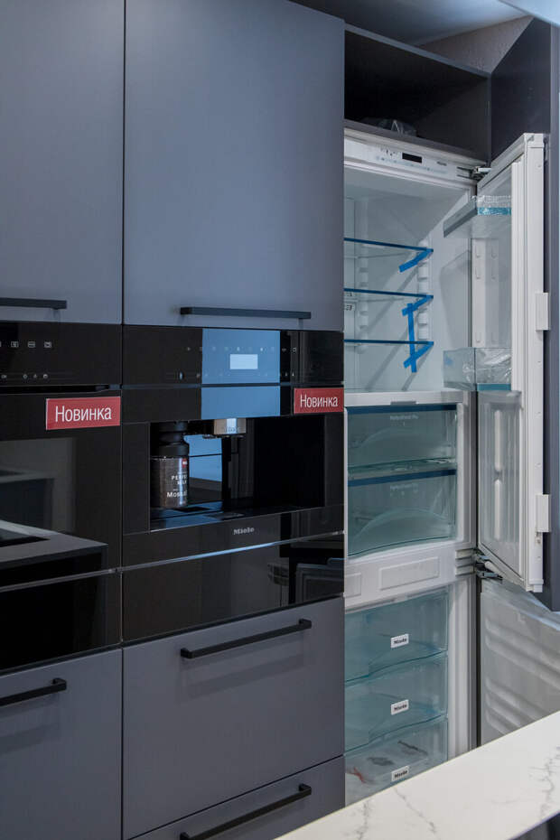 Кухня СОФТ (МДФ+эмаль) со встроенным двухкамерным холодильником. Фото в салоне