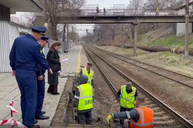 Платформа рухнула при посадке пассажиров на поезд во Владивостоке