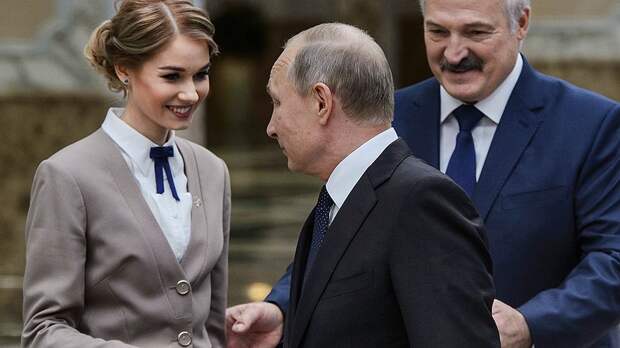 Владимир Путин оказался единственным из глав государств ОДКБ, кто не просто слепо последовал за предложенной девушкой, а сначала крепко пожал ей руку
