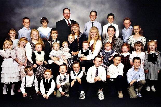 Мормонская полигамная семья. В некоторых мормонских конфессиях разрешено многоженство.