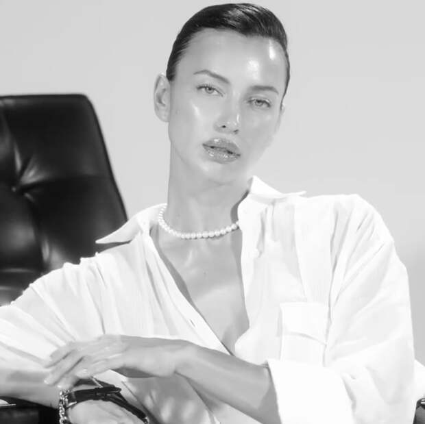 Ирина Шейк в расстегнутой рубашке снялась в рекламе