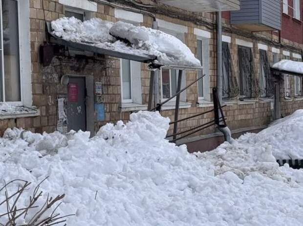 В Туле снег упал с частью металлического ограждения с крыши на улице Болдина