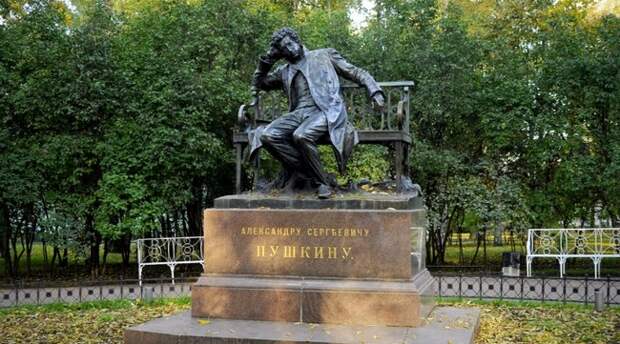 Памятник Пушкину в Лицейском саду Царского села
