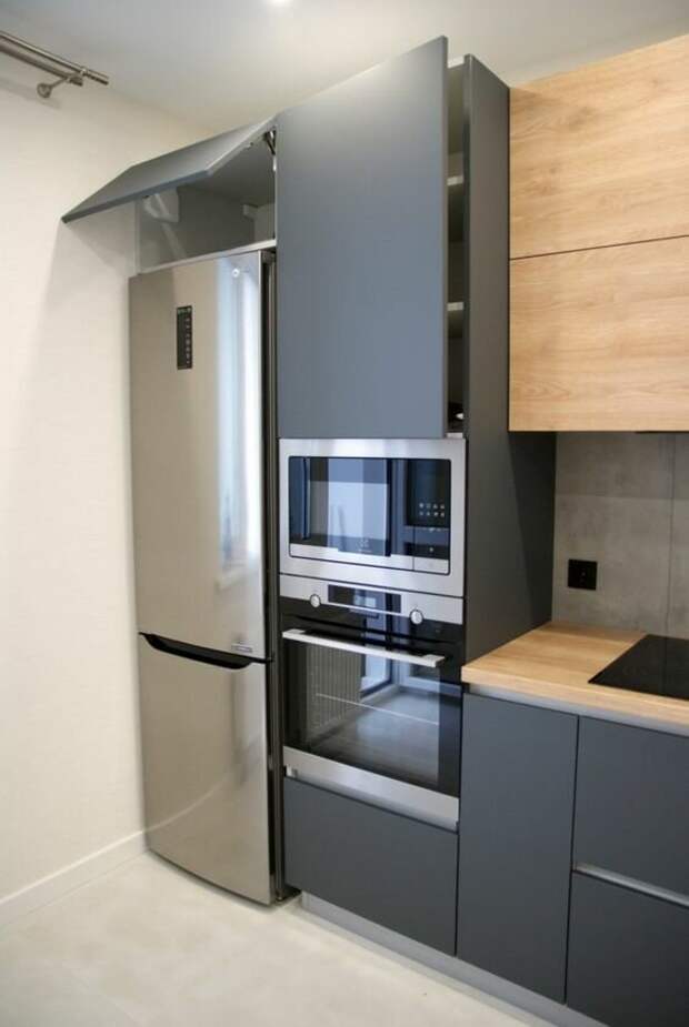 Кухня с холодильником "металлик". Источник: Pinterest. Соответствие моделям Первой мебельной: СОФТ и СИНГЛ