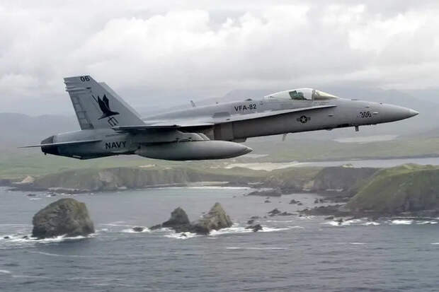 Шестой за последние 10 месяцев: Истребитель ВМС США F/A-18 Super Hornet упал у побережья Вирджинии