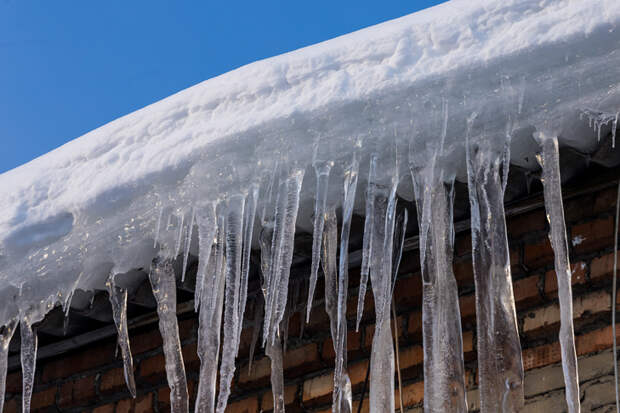 Осторожно, ледяные копья: новосибирцев призвали не поднимать головы