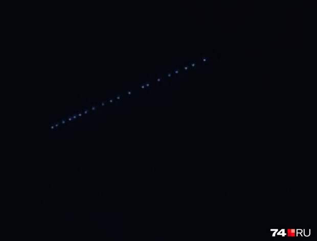Огни в ночном небе над Екатеринбургом - возможно, спутники системы Starlink Илона Маска