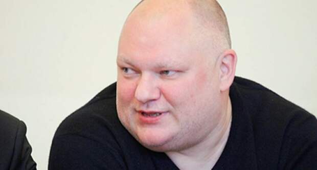 Реакция на санкции: российский депутат растоптал свой iPad