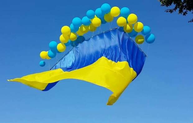 Над Красной площадью таджики запустили флаг Украины
