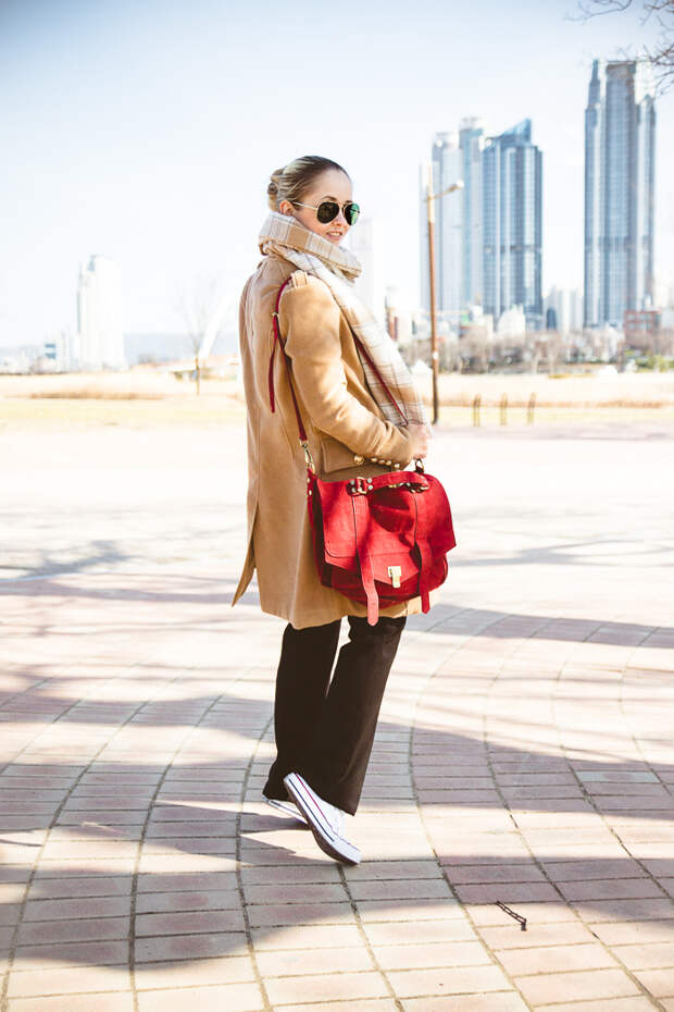 Olga choi fashion blogger myblondegal South Korea smart casual elegant Oasap beige khaki military coat Converse low sneakers Ann Taylor pants Kooding sweater H&M plaid check scarf-07126