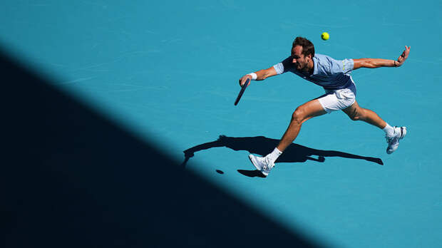 Медведев в трёх сетах проиграл Серундоло в третьем круге «Мастерса» в Майами