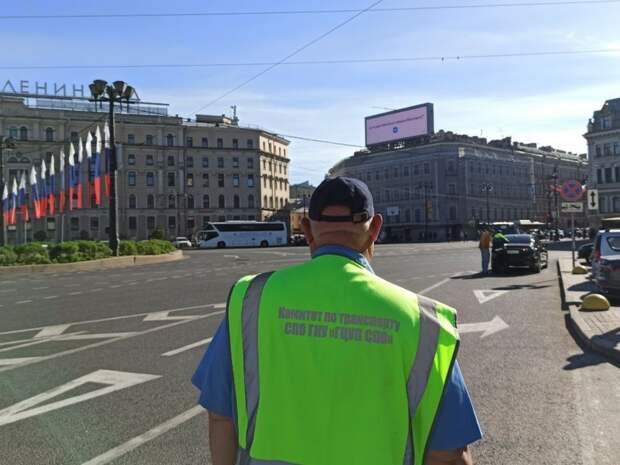 Власти Петербурга освобождают Московский вокзал от нарушителей парковки