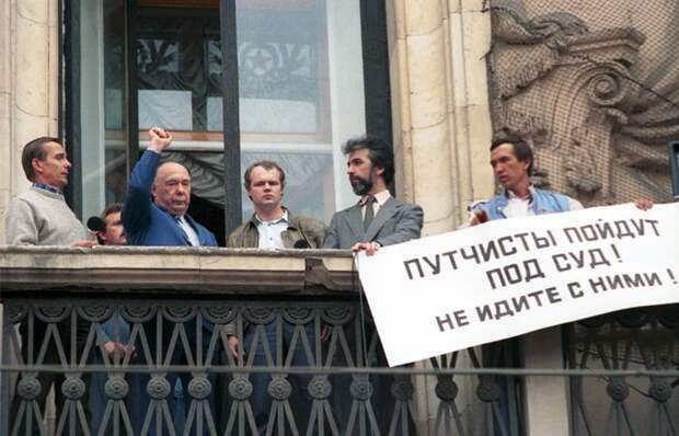 Ранее уже публиковал такие подборки фотографий об эпохах Хрущёва и Брежнева. А теперь — о менее долгой эпохе Горбачёва (1985—1991)...-79