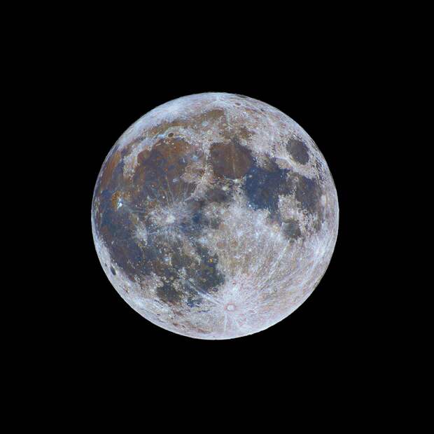 Наша луна никогда не казалась такой же красочной, как на этой потрясающей фотографии.