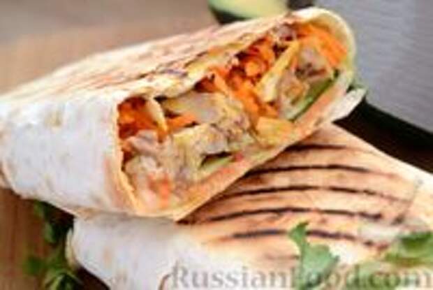 Фото к рецепту: Домашняя шаурма с курицей