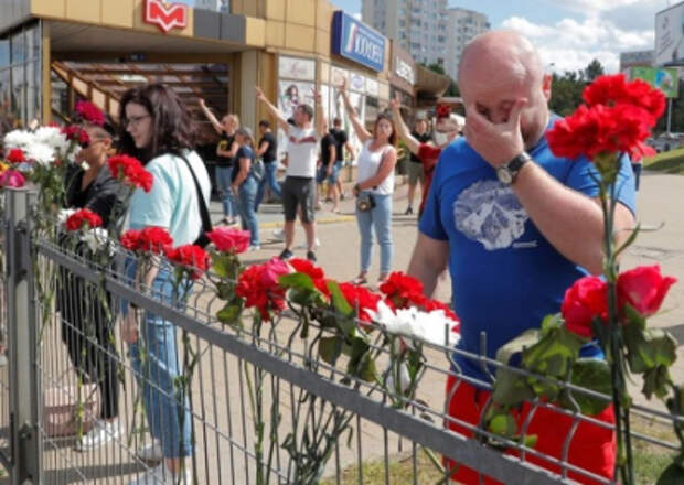 В Минске место гибели протестующего превратили в алтарь