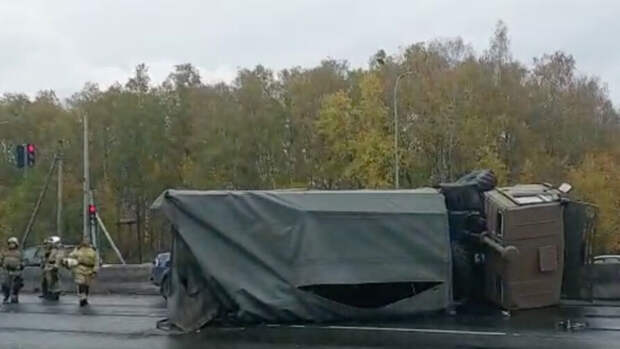 Военный грузовик перевернулся на трассе в Нижнем Новгороде