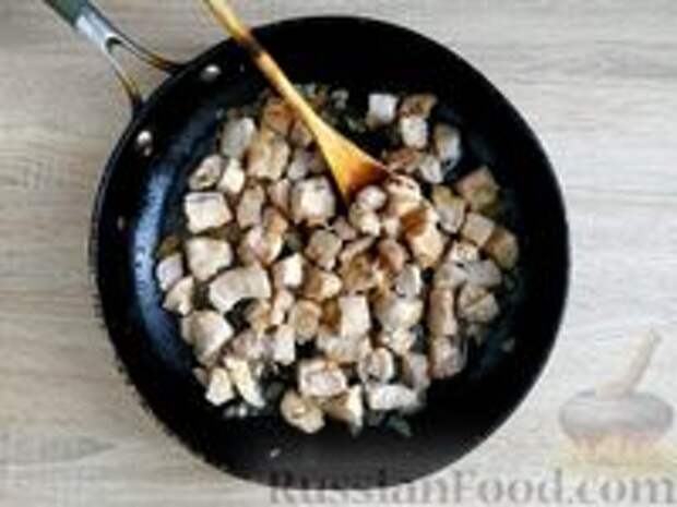Фото приготовления рецепта: Тушёная картошка с мясом, грибами и сметаной - шаг №6
