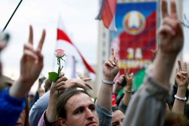 Участники акции протеста в центре Минска, 25 августа 2020 года. REUTERS/Vasily Fedosenko