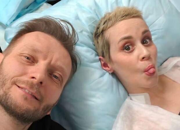 «Онкология не сближает»: звезда Comedy Club — о заболевании жены и секрете крепкого брака