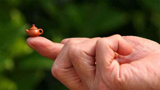 Наименьший чайник мастера по керамике Ву Руишеном. Наименьший чайник мастера по керамике Ву Руишеном.