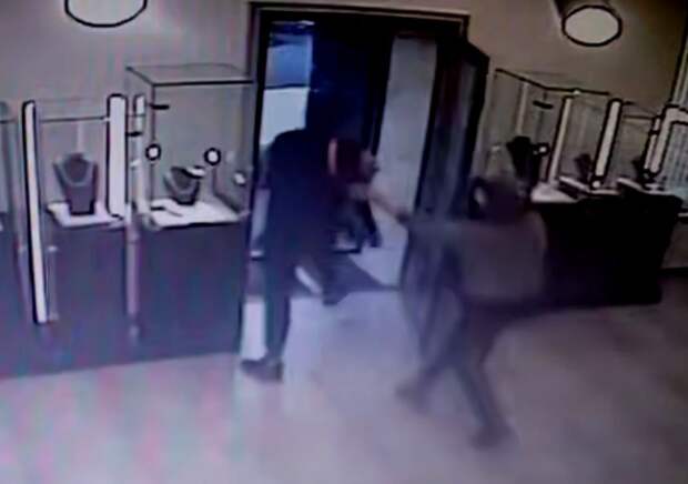 Мужчина с молотком ограбил ювелирный магазин в Орске