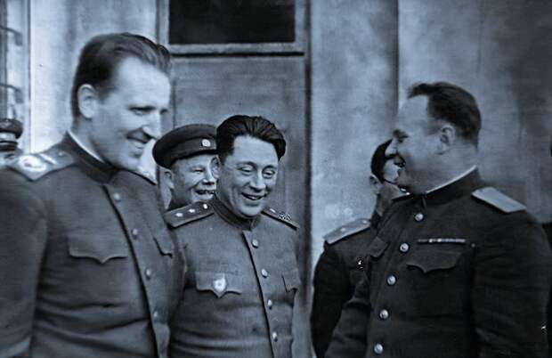 Герой статьи (слева) со своими бравыми генералами, Германия 1945 год.