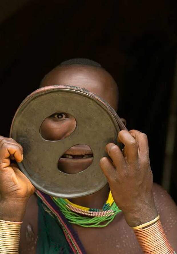 Эфиопская девушка с самым большим губным диском в мире-8