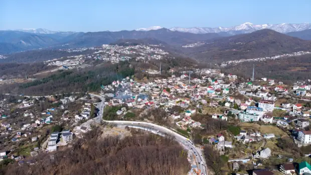 Автомобилистов предупредили о изменении движения по трассе А-147 в Дагомысе