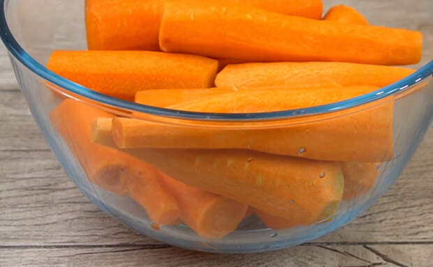 2 рецепта, после которых морковь полюбят все домашние: превращаем овощ в оладьи