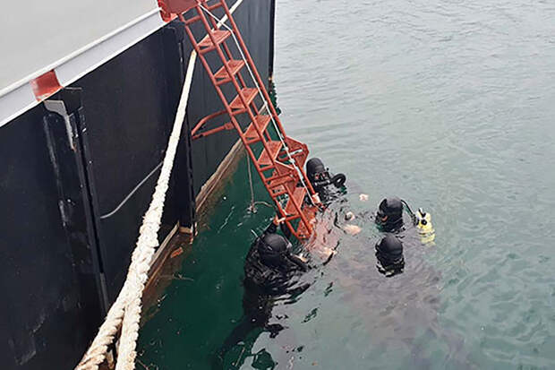 Водолазы Тихоокеанского флота провели подводные спуски в пункте базирования кораблей