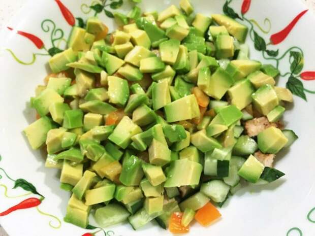 Cалат с индейкой, авокадо и киви легко заменит полноценный ужин