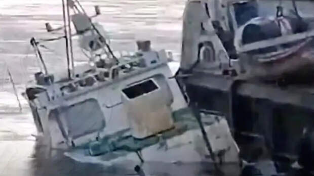 Разлив дизтоплива произошел после подтопления теплохода на Енисее в Красноярске