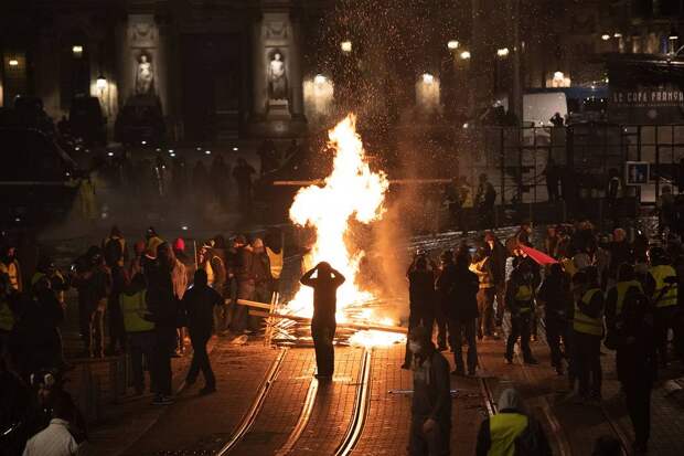 Участники движения "желтые жилеты" во время протестной демонстрации в Бордо, январь 2019 года EPA-EFE/CAROLINE BLUMBERG