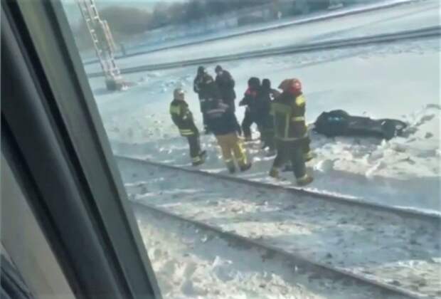 Электричка насмерть сбила человека на путях у станции Щербинка в Москве