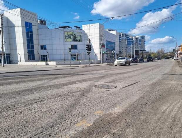 Дорожники начали ремонтировать одну из самых загруженных улиц Астрахани