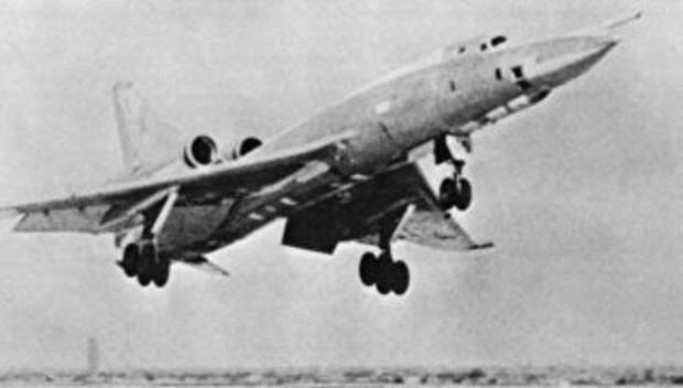 Советский самолет Ту-22 во время взлета Советский самолет Ту-22 во время взлета