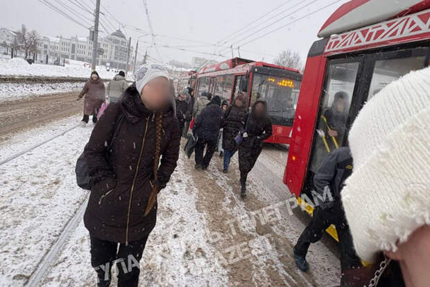 Троллейбусы встали на улице Октябрьской в Туле утром 24 февраля