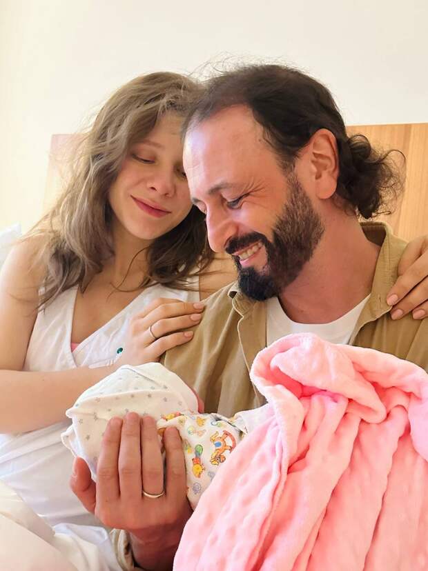 “Ну здравствуй”, – первое фото новорожденной дочери Лизы Арзамасовой