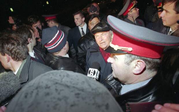 На фото: мэр Москвы Юрий Лужков беседует с журналистами на Красной площади, где террористом был захвачен автобус с южнокорейскими студентами, 1995 год.