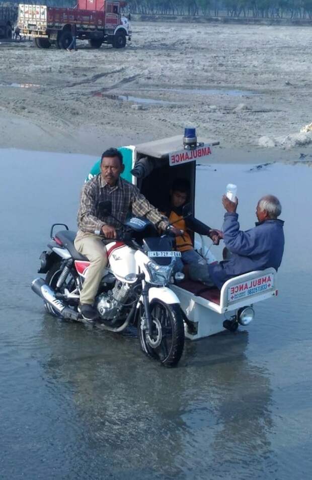 Доставка больного. /Фото:thebetterindia.com Доставка больного. /Фото:thebetterindia.com