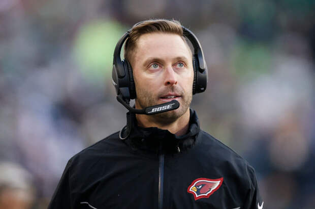 Kliff Kingsbury on the field