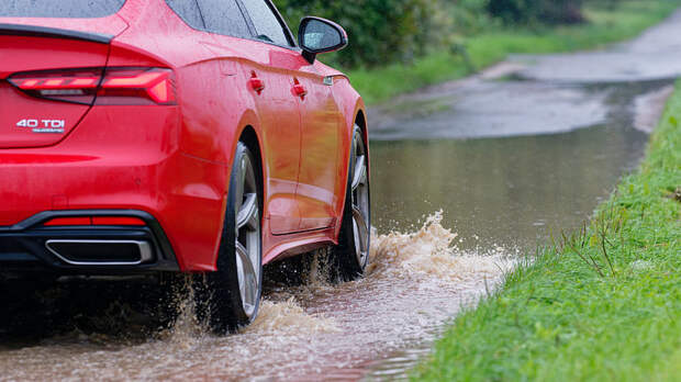 Автоэксперт Попов пояснил, чем глубокая лужа угрожает машине