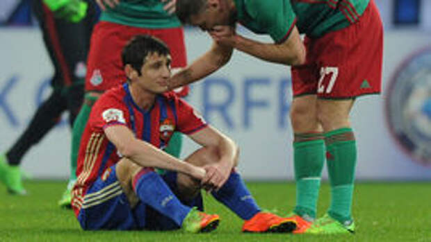 Среда. Москва. ЦСКА – "Локомотив" – 4:0. Полузащитник армейцев Алан ДЗАГОЕВ и хавбек железнодорожников Игорь ДЕНИСОВ.