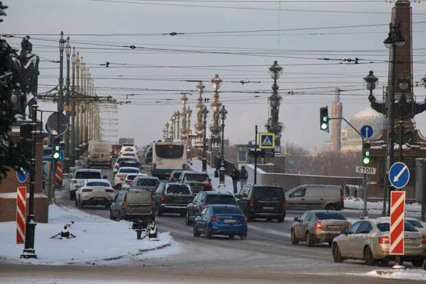 Петербургские водители застряли в пробках из-за не очищенных от снега дорог