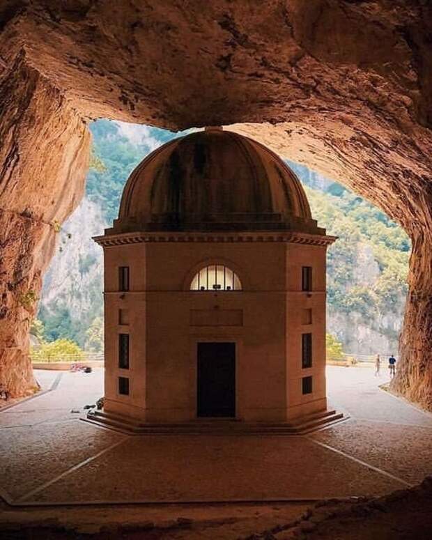 Храм Валадье в пещере. http://kaleidoscopelive.ru/planeta/hram_valad_e_v_pewere_unikal_naya_konstrukciya/