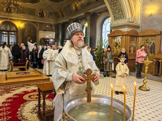 Священник объяснил, становится ли вся вода в кранах святой на Крещение