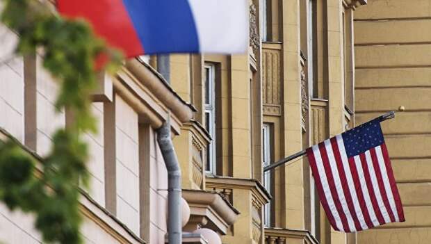 Флаги России и США на здании американского посольства в Москве. Архивное фото
