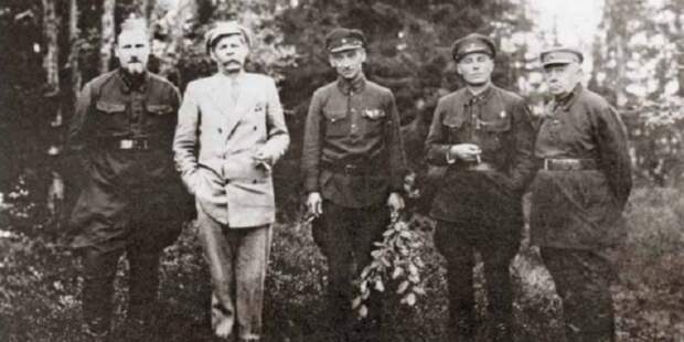 М. Горький  в окружении палачей ОГПУ, Соловки, 1929 г.