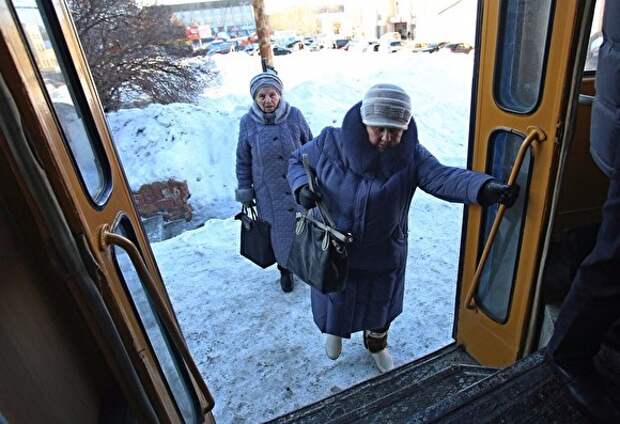 Картинки по запросу пенсионерка бежит за автобусом
